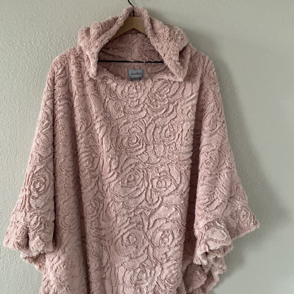 Le Moda Plush Rose Blush Ruffle Poncho One Size - Picture 1 of 2